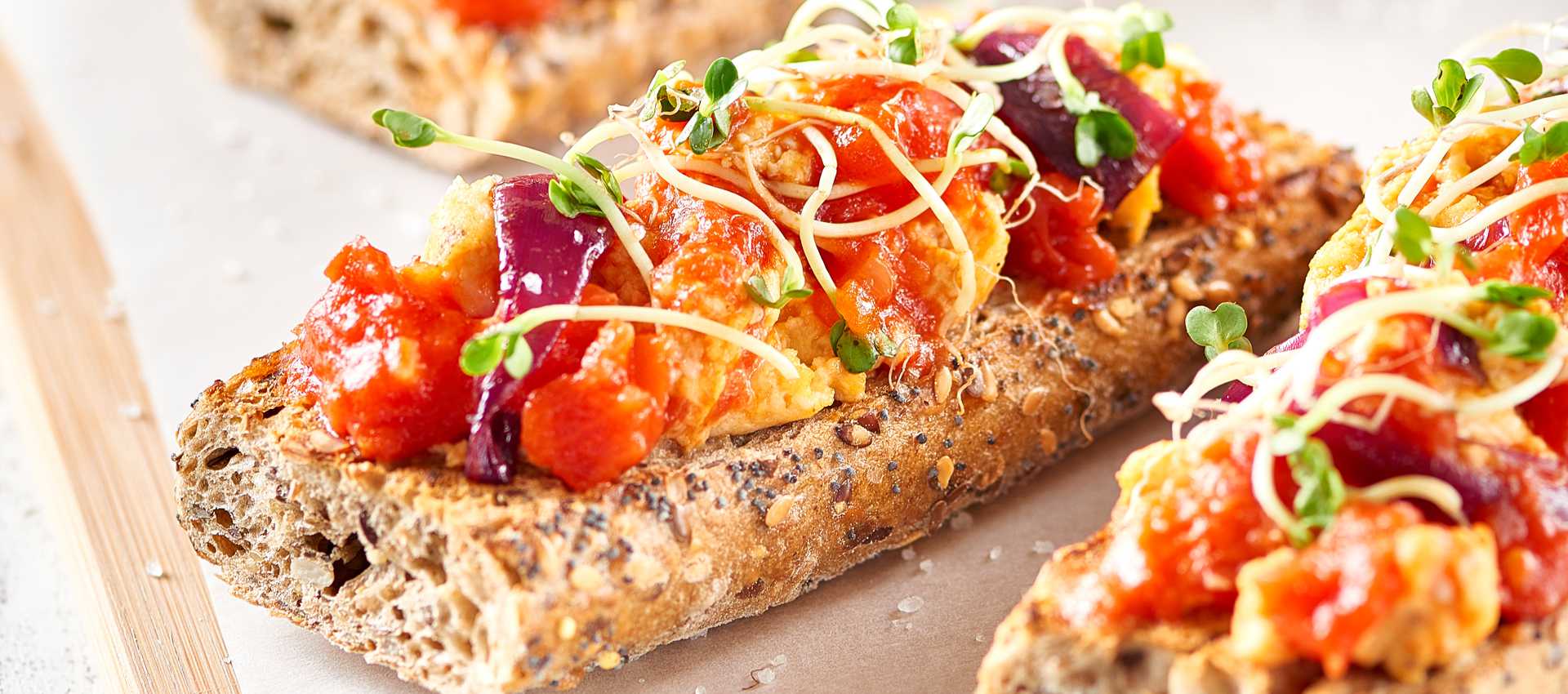 Pane nero con stracciatella di uova e pomodoro
