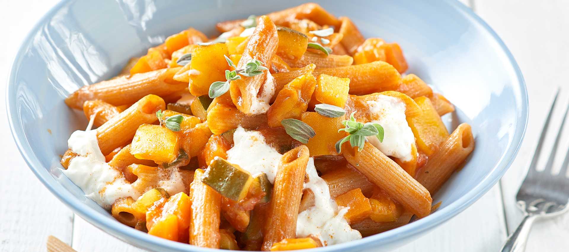 Penne integrali con verdure pomodoro e stracciatella