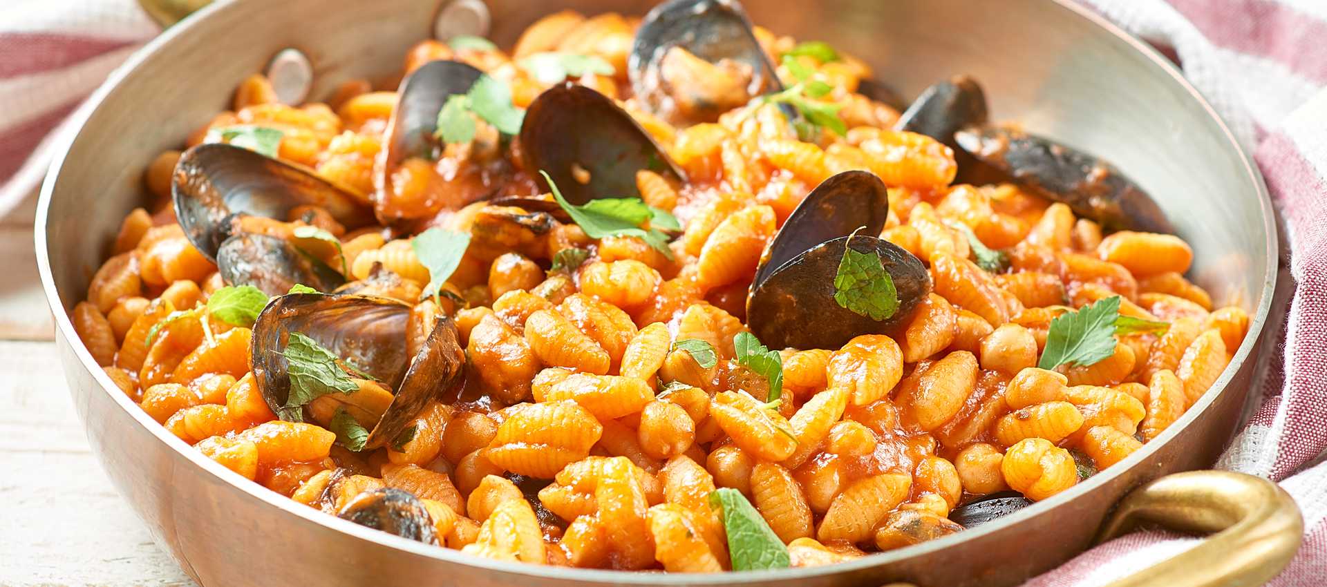 Gnocchetti sardi con cozze, ceci, pomodoro e mentuccia
