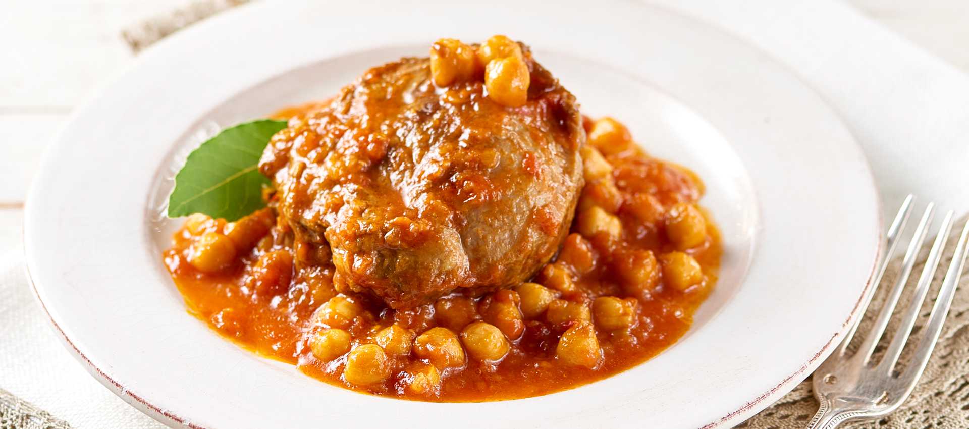 Guancette di maiale brasate con ceci e pomodoro