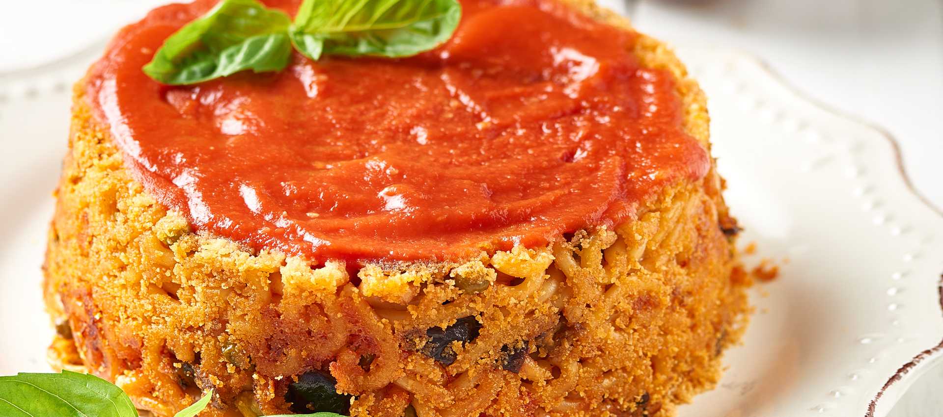 Timballo di pasta con passata di pomodoro e piselli