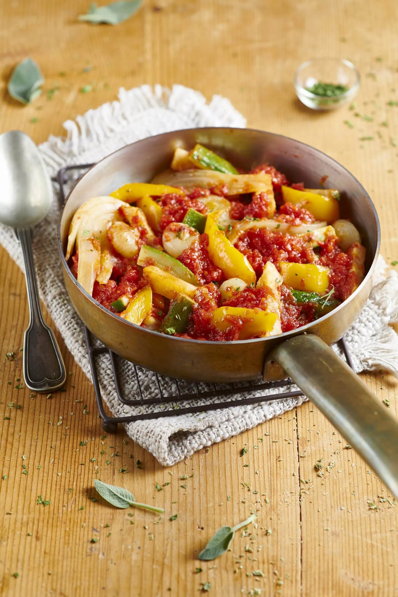 Caponata di verdure con polpa di pomodoro