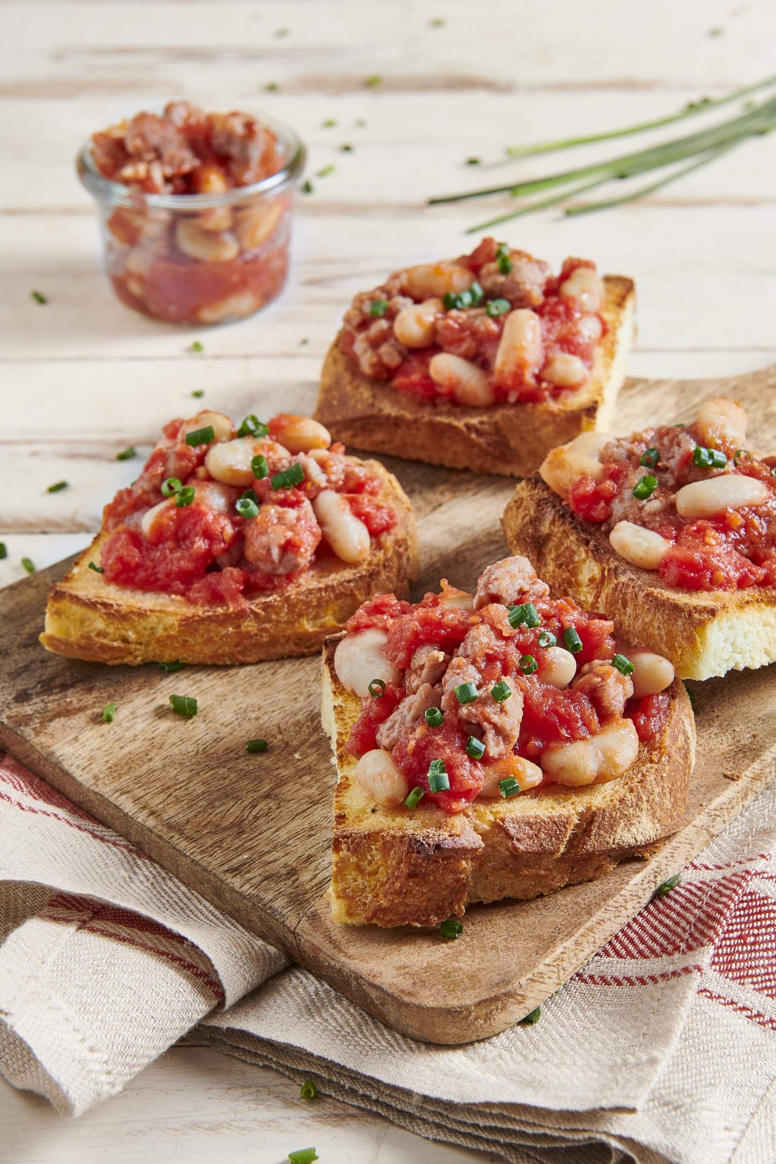 Pane gratinato con cannellini salsiccia e pomodoro