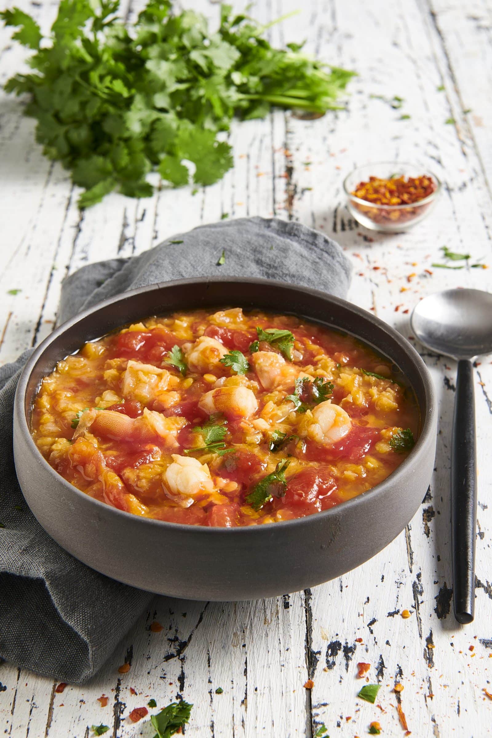 Zuppa di gamberi lenticchie pomodoro e coriandolo