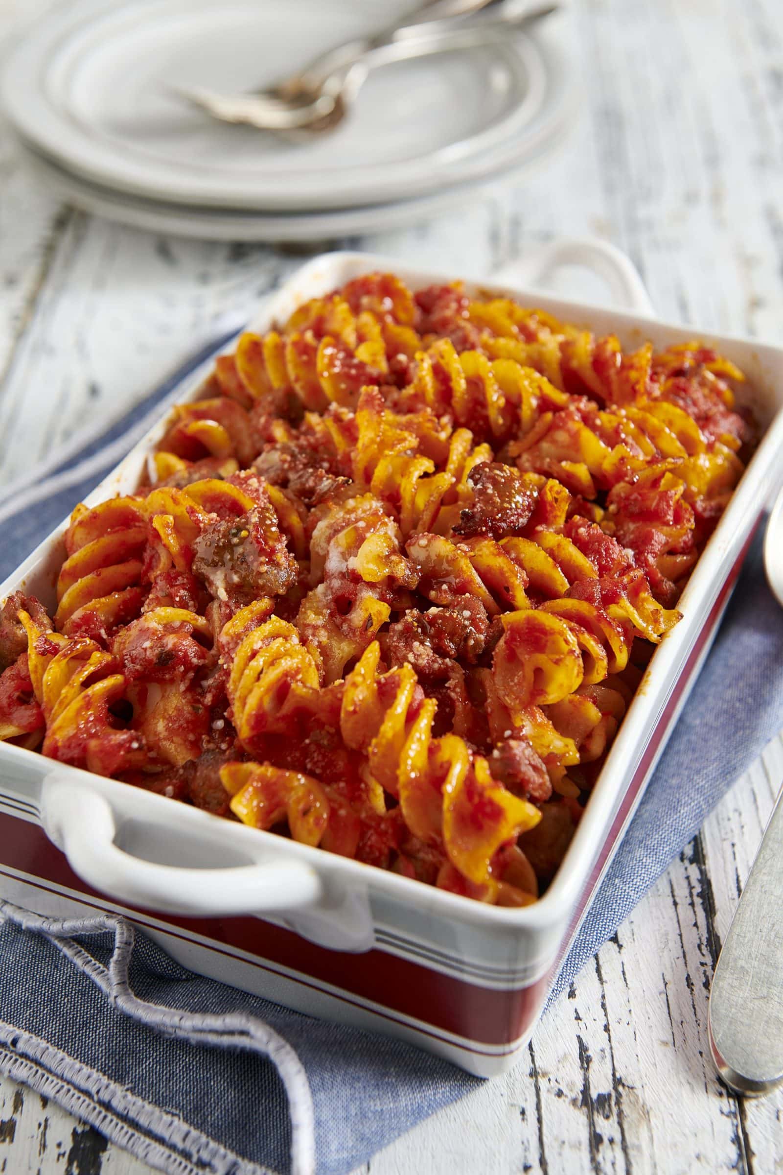 Fusilli con salsa di pomodoro, mozzarella e salsiccia