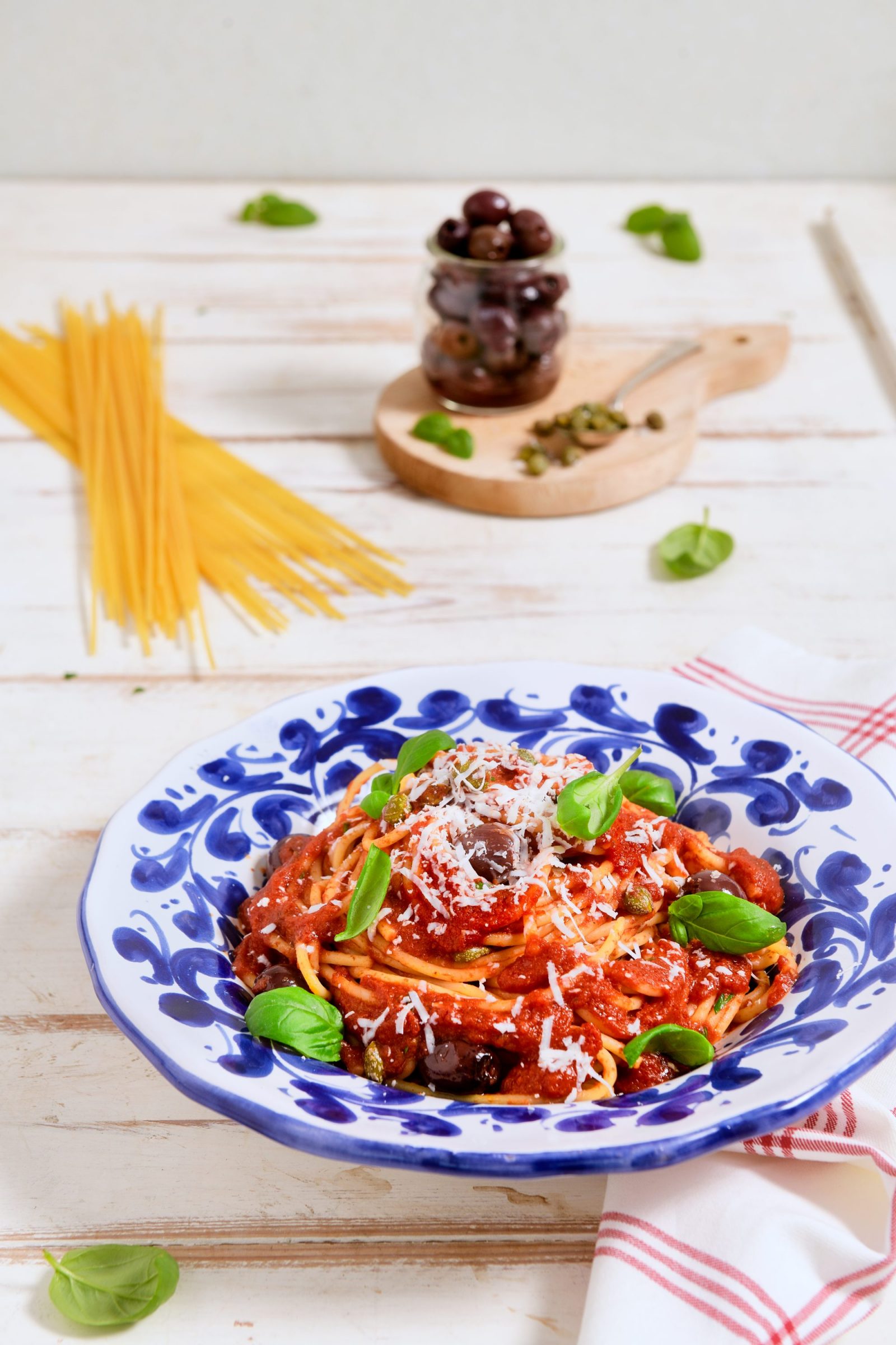 Spaghettoni al pomodoro con olive e ricotta salata