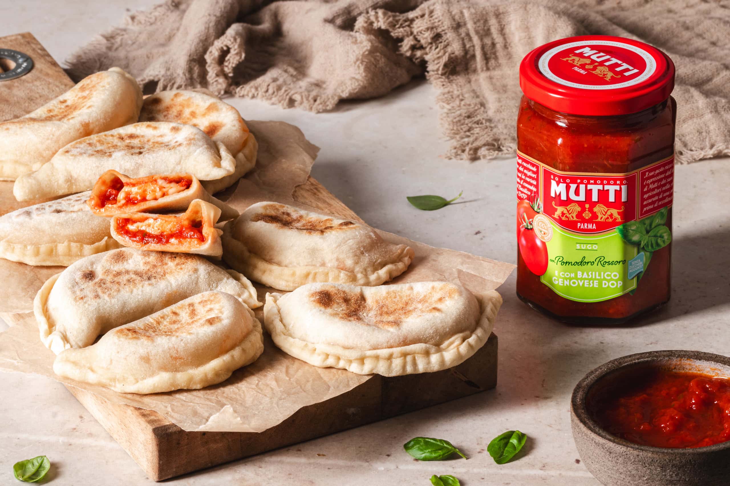 Panzerotti in padella con sugo al basilico