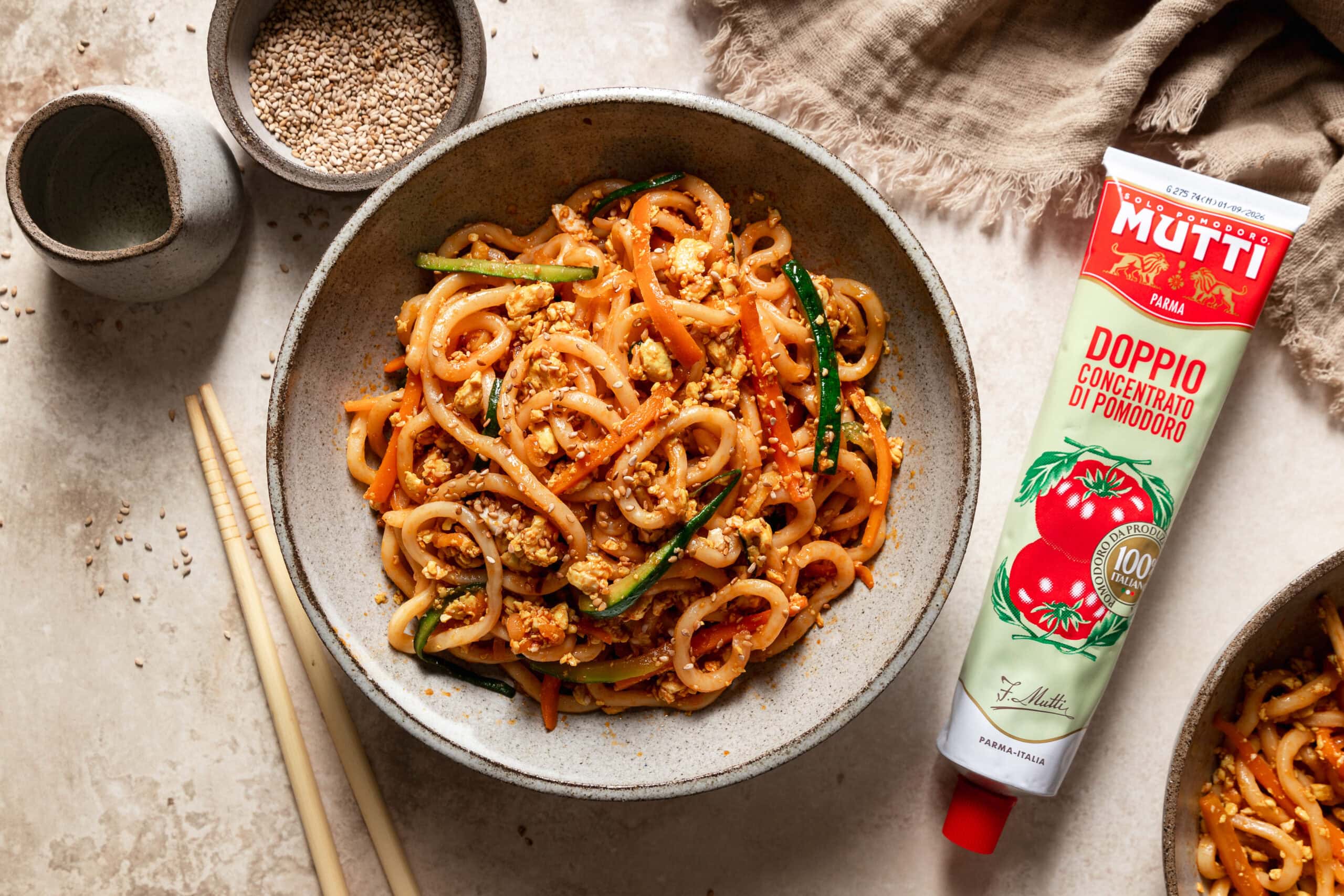Udon con tofu e verdure al pomodoro
