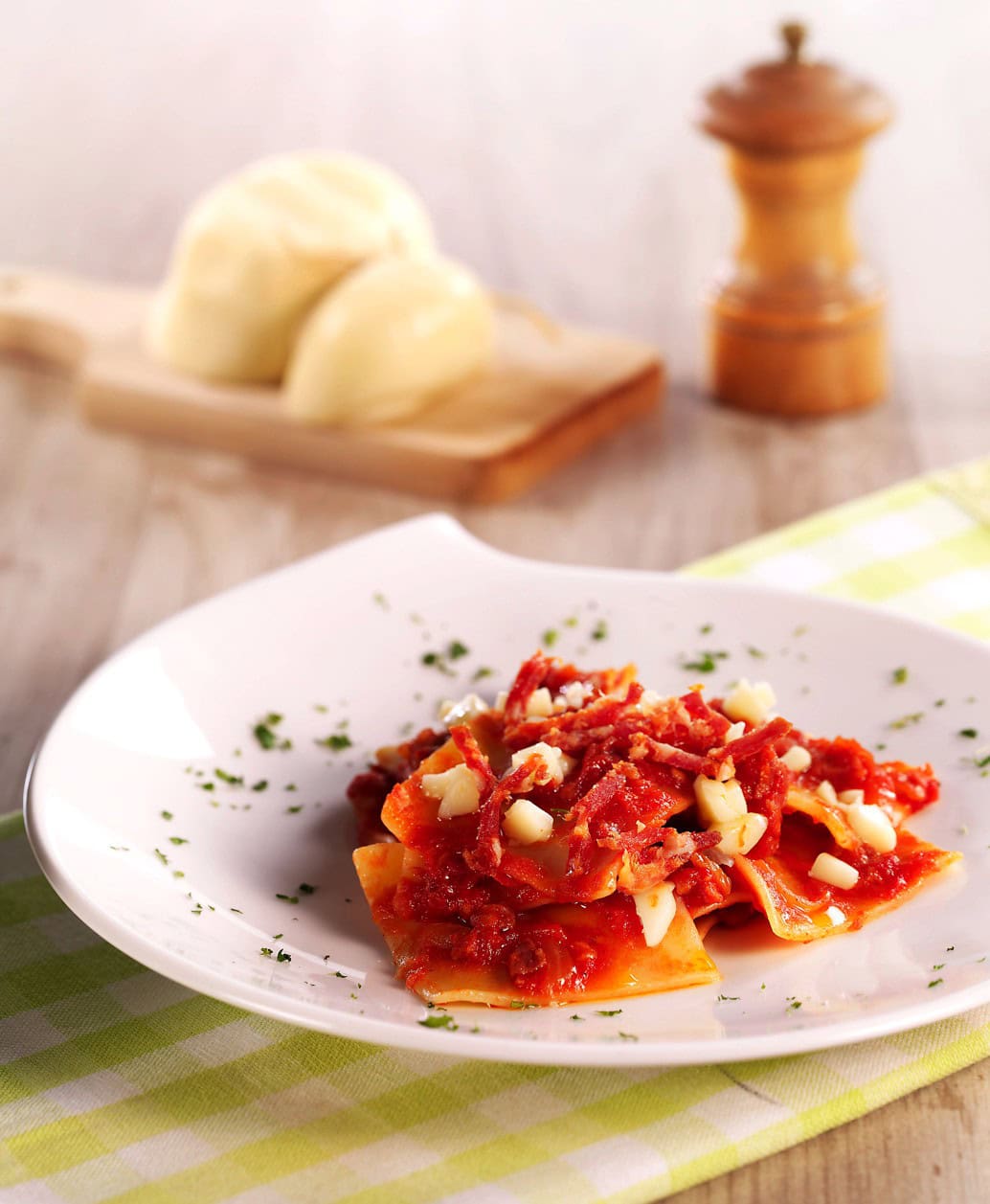 Maltagliati pasta tulisella salamilla ja scamorza juustolla