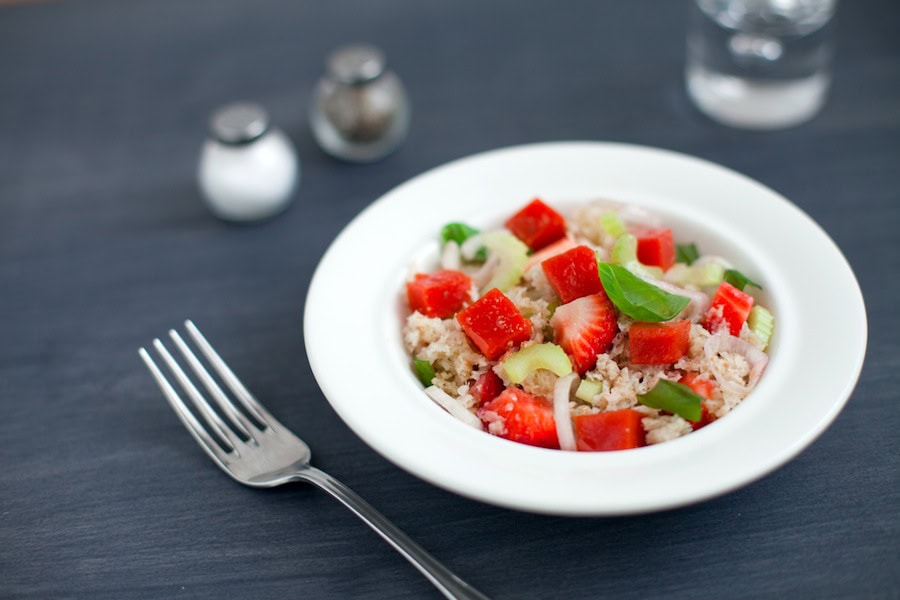Panzanella salaatti mansikoiden tomaattihyytelon ja sellerin kera