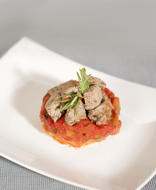 Ratatouille ja marinoitua naudanlihaa