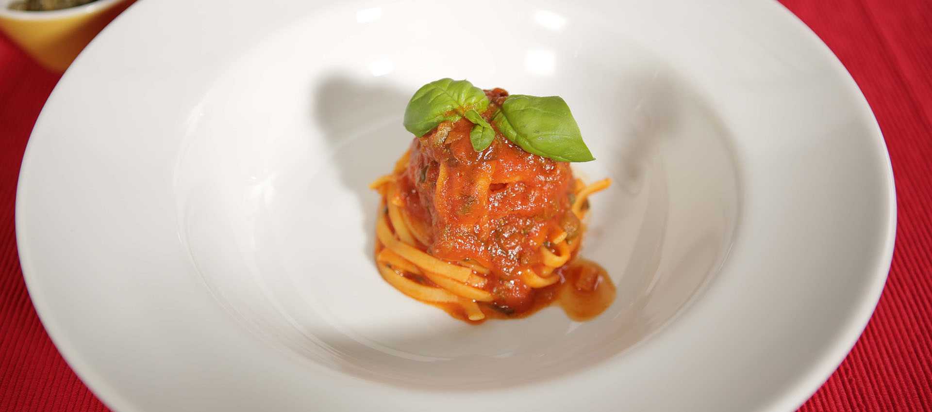 Tagliolini tuorepastaa kapriskastikella kurkkuyrtilla ja villiyrteilla