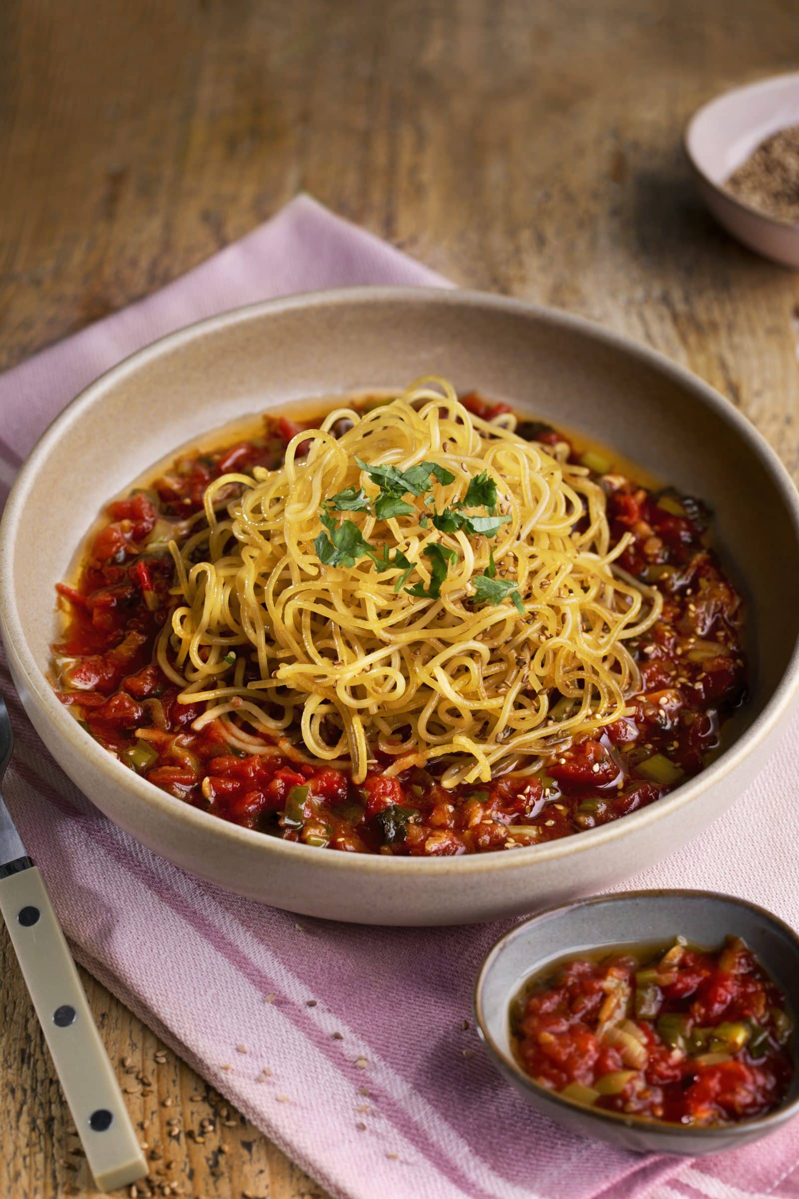 Paistettu pasta aasialaisessa tomaattikastikkeessa