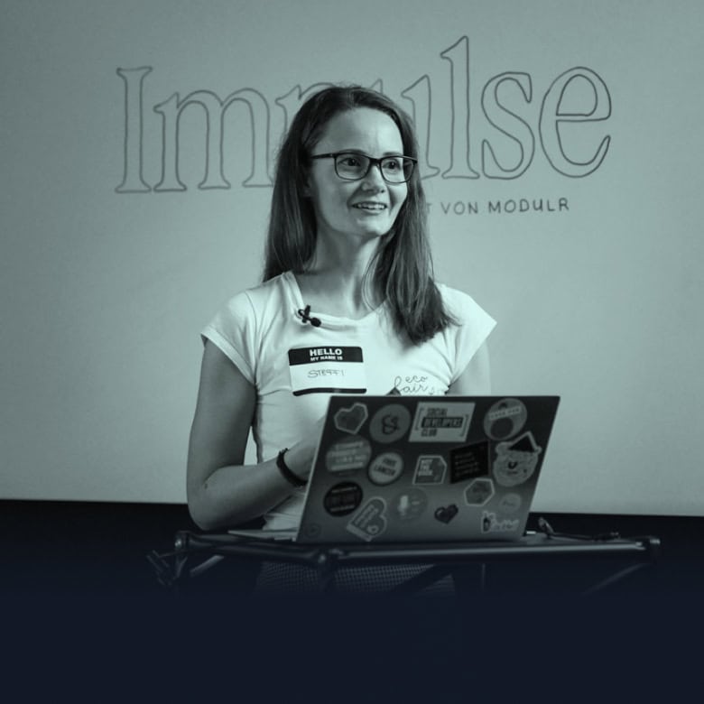 Stefanie spricht beim "Impulse" Event