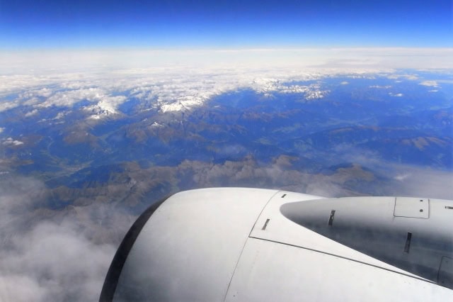飛行機の中から見た青空