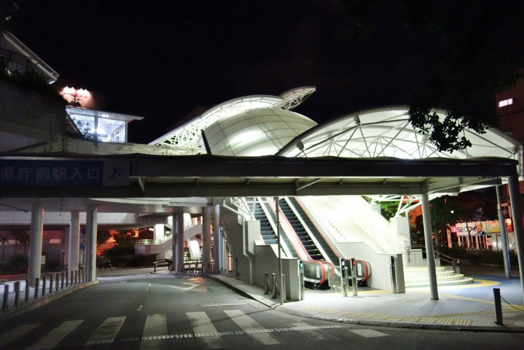 夜明け前の県庁前駅