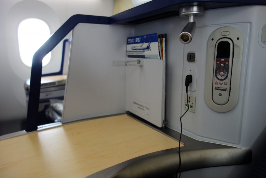 B787-9　ビジネスクラスシート周辺機器