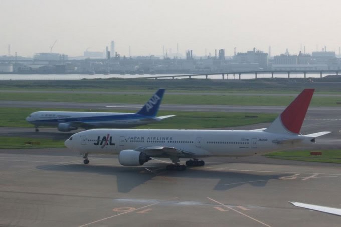 JALの飛行機とANAの飛行機