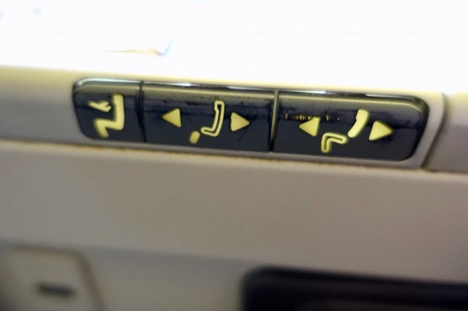 キャセイパシフィック航空ビジネスクラス　リクライニングボタン