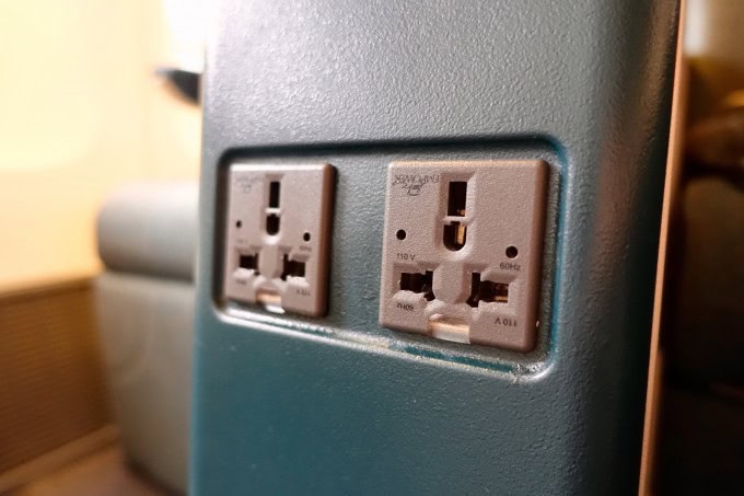キャセイパシフィック航空ビジネスクラス　電源