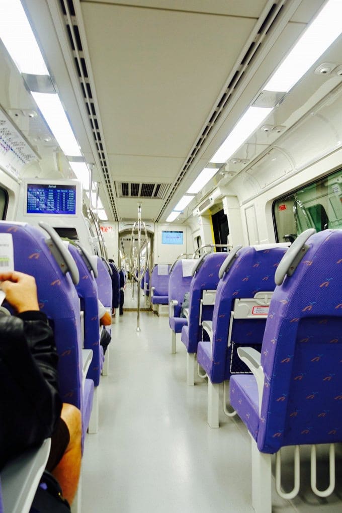 桃園メトロ　直達車　車内