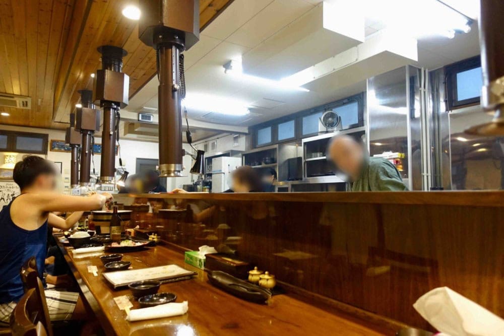 石垣島の人気店やまもとのカウンター