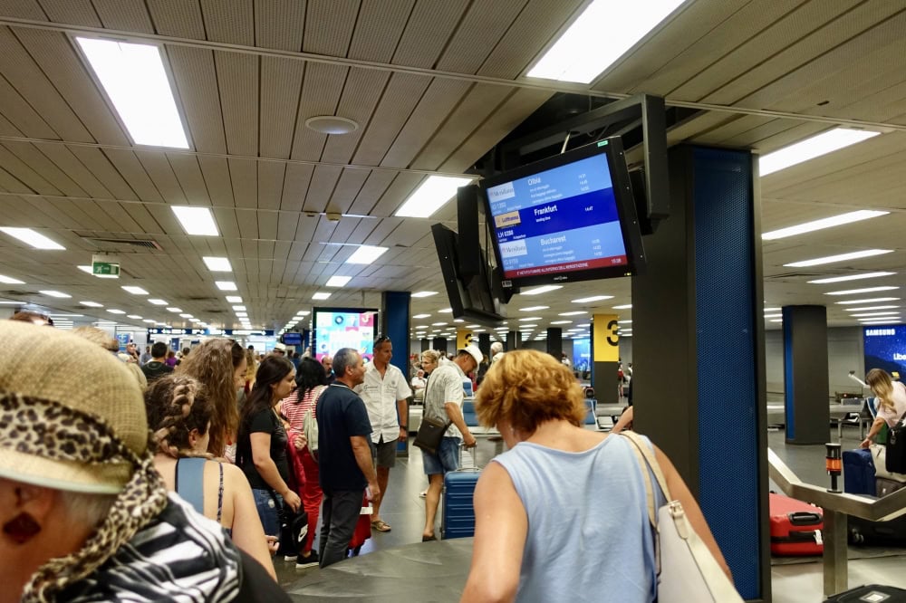 リナーテ空港　手荷物受け取り