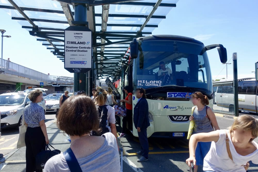 リナーテ空港　リムジンバス乗り場