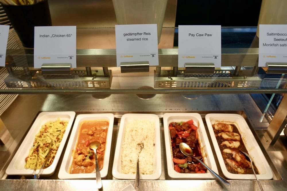 ルフトハンザ航空ファーストクラスターミナルのレストランビュッフェ台（魚料理）