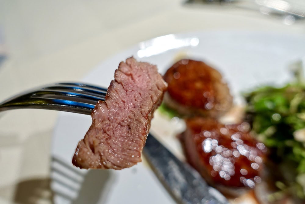 ルフトハンザ航空ファーストクラスターミナルのステーキ焼き加減（ミディアム）