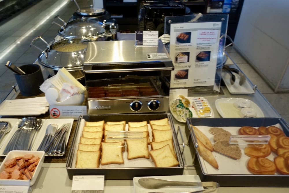成田空港第1ターミナル　第5サテライト　ANAスイートラウンジ　朝食のパン