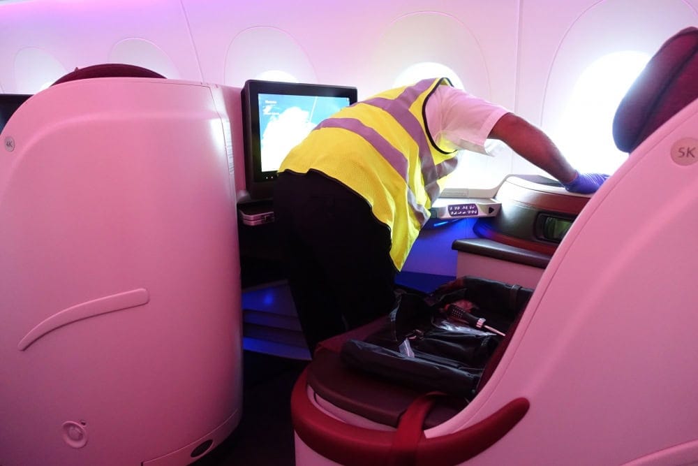 カタール航空　QR813便　ビジネスクラスキャビン　作業員さんが落としたPCを捜索
