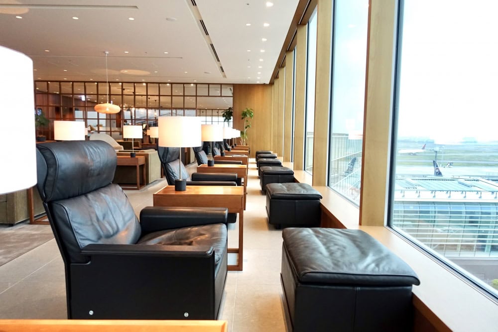 羽田空港国際線ターミナル　キャセイパシフィック航空ラウンジ　窓側の席からは駐機場が見渡せる