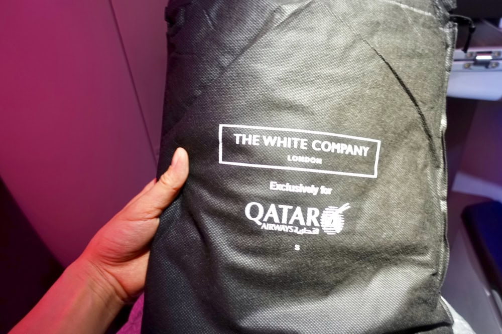 カタール航空　QR813便　ビジネスクラスキャビン　ホワイトカンパニーのパジャマ