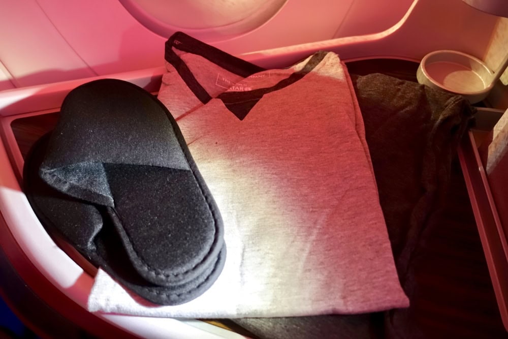 カタール航空　QR813便　ビジネスクラスキャビン　パジャマとスリッパ