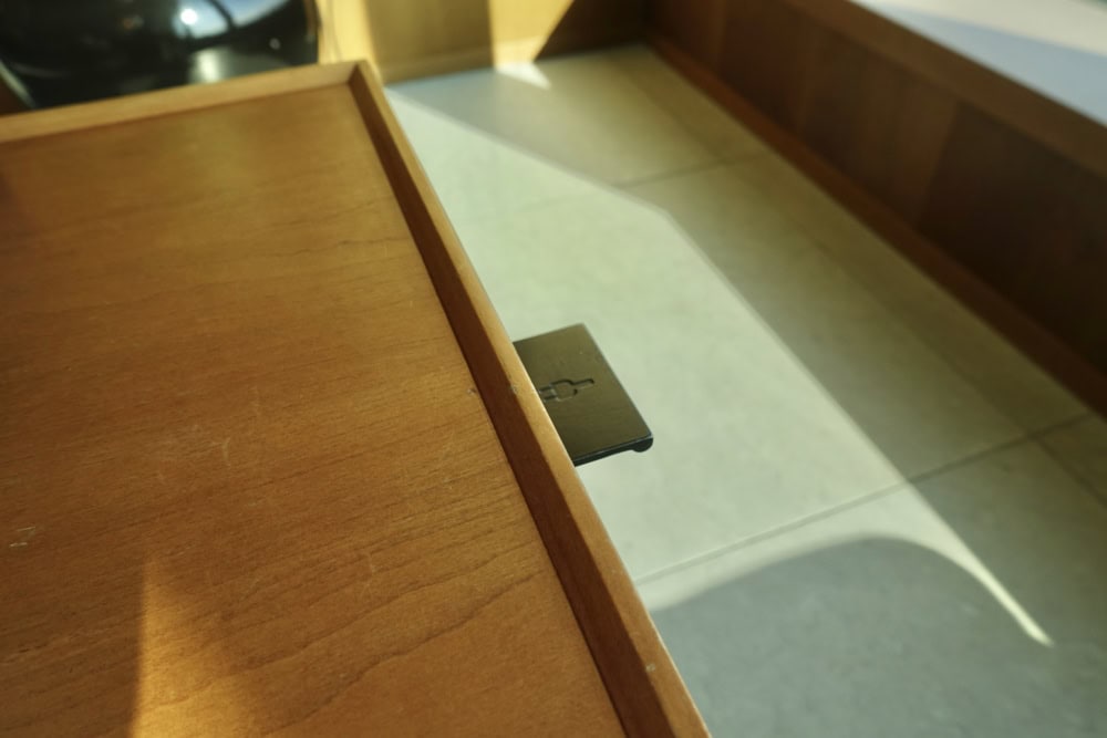 羽田空港キャセイパシフィック航空ラウンジシーティングエリアの電源