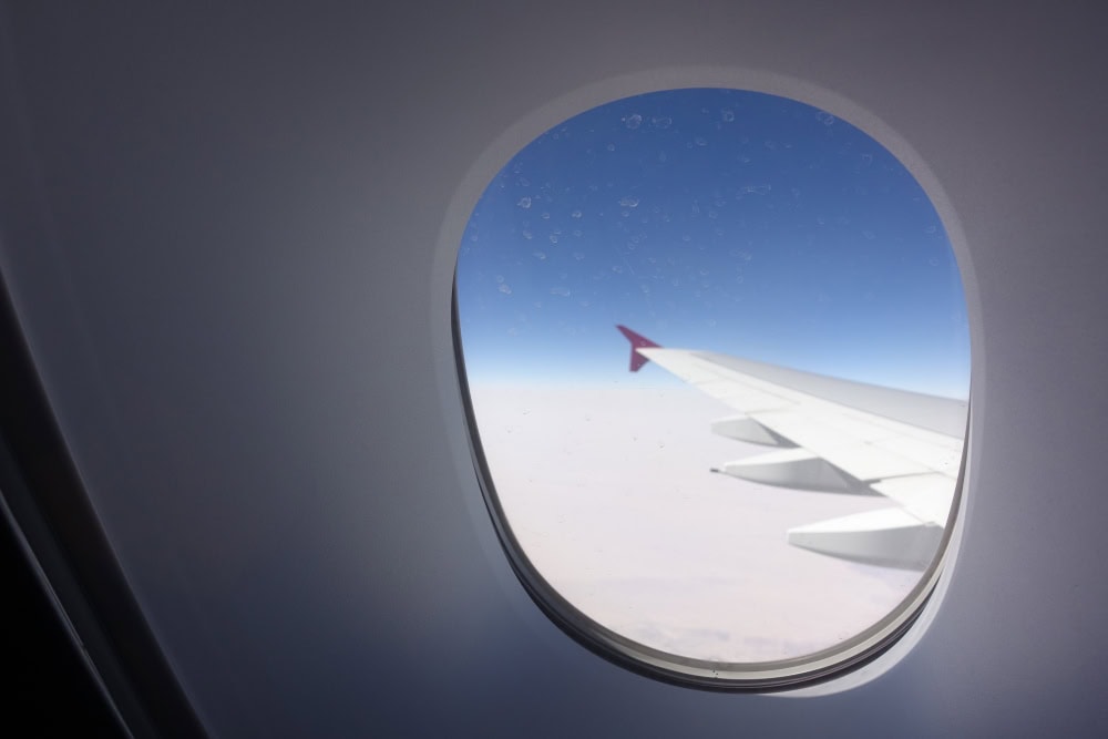 カタール航空A380のバーラウンジから臨む大空