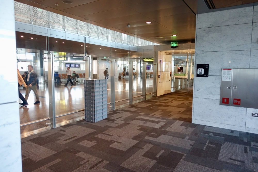 カタール航空ビジネスクラス専用待合室へはエレベーターで