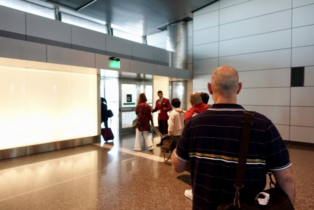 QR39パリ行きのビジネスクラス搭乗開始