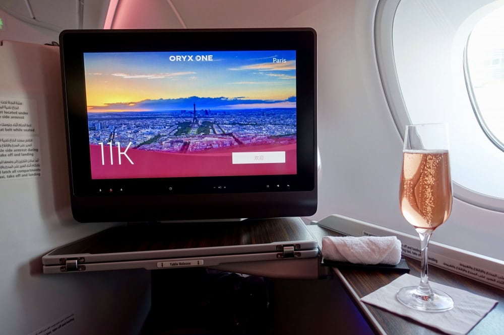 カタール航空ビジネスクラスのウェルカムドリンクはシャンパンをオーダー