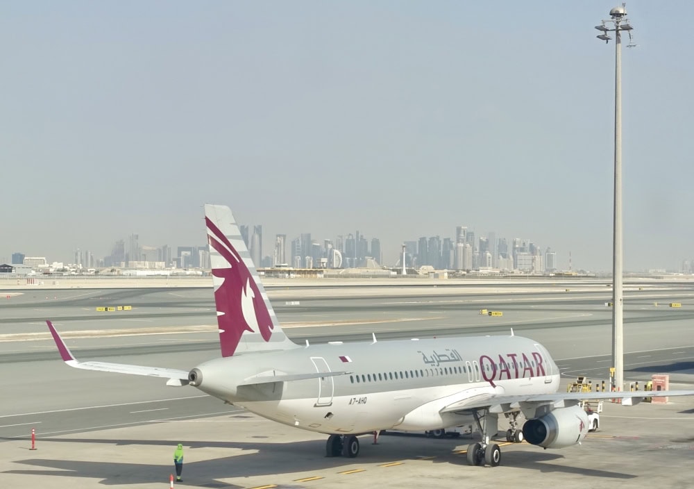 ドーハ・ハマド国際空港の滑走路から臨む高層ビル群