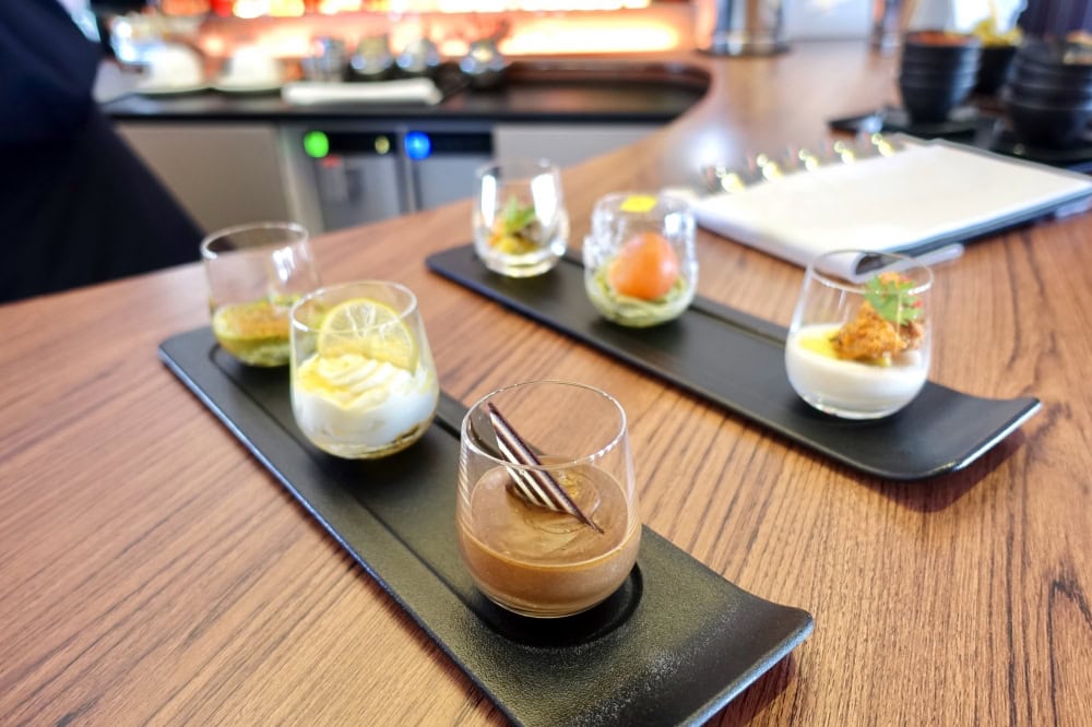 カタール航空A380のバーカウンター上にはデザートも