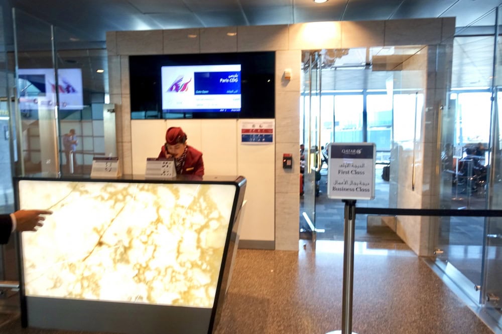 QR39便パリ行きのビジネスクラス専用待合室入口
