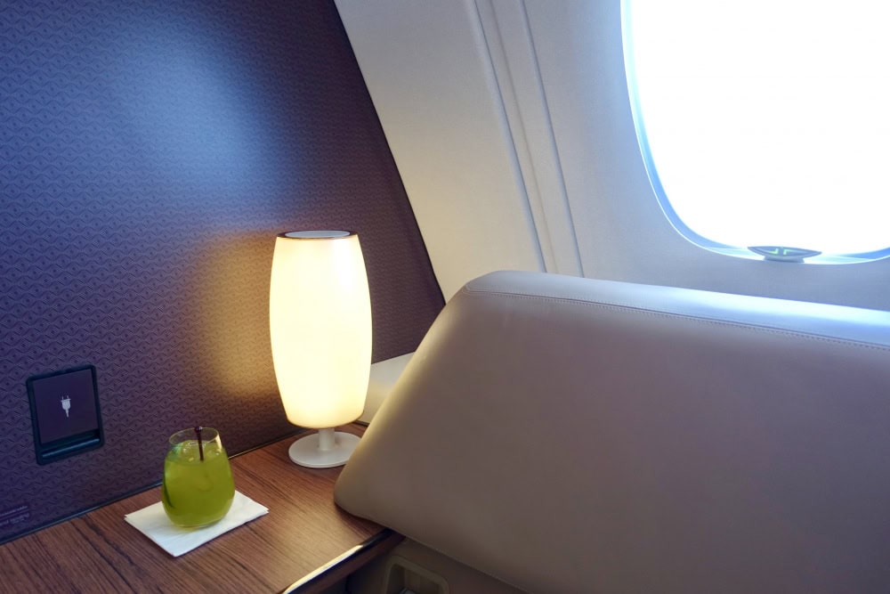カタール航空A380のバーカウンターでミントのモクテルを注文
