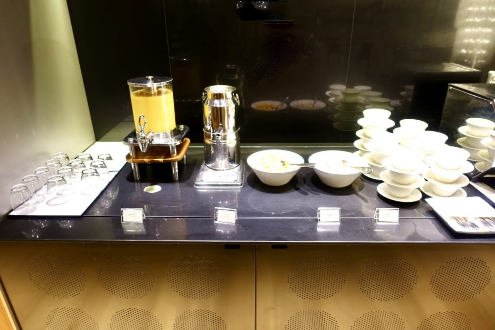 カタール航空ドーハ国際空港アルムルジャンビジネスラウンジ朝食ブッフェジュースサーバーなど