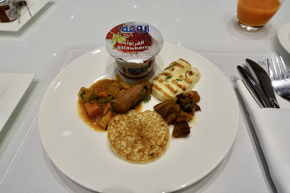 カタール航空ドーハ国際空港アルムルジャンビジネスラウンジ朝食