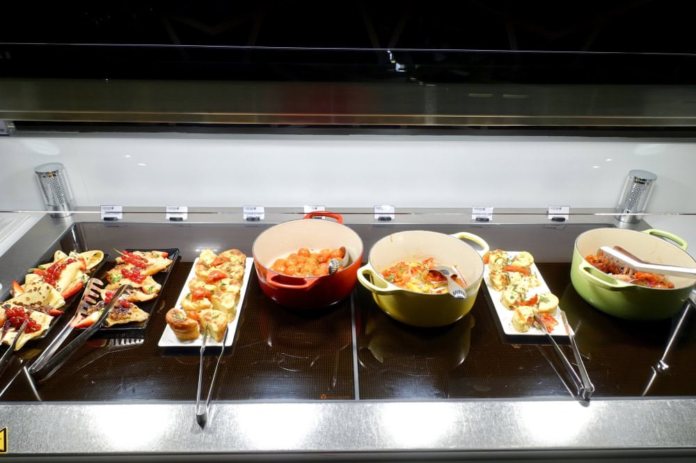 シャルル・ド・ゴール国際空港カタール航空プレミアムビジネスラウンジ・ブッフェカウンターのお料理