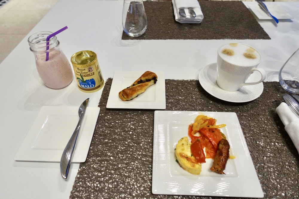 シャルル・ド・ゴール国際空港カタール航空プレミアムラウンジ朝食