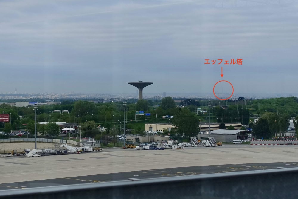 シャルル・ド・ゴール国際空港カタール航空プレミアムビジネスラウンジ・テラスからエッフェル塔を臨む