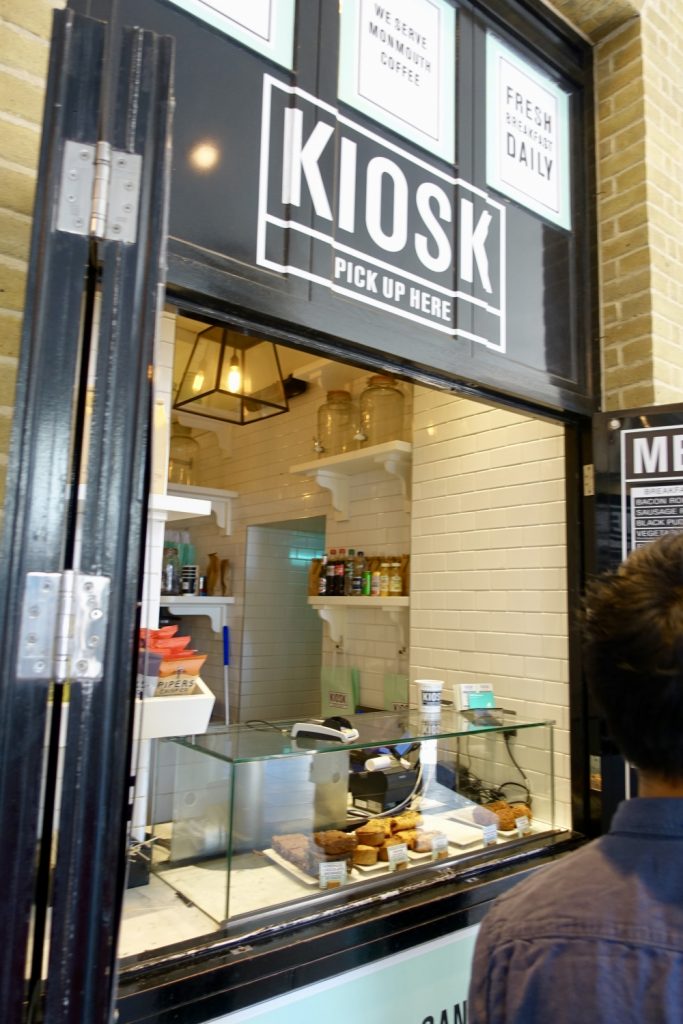 ロンドン・キングスクロス駅KIOSKの店頭